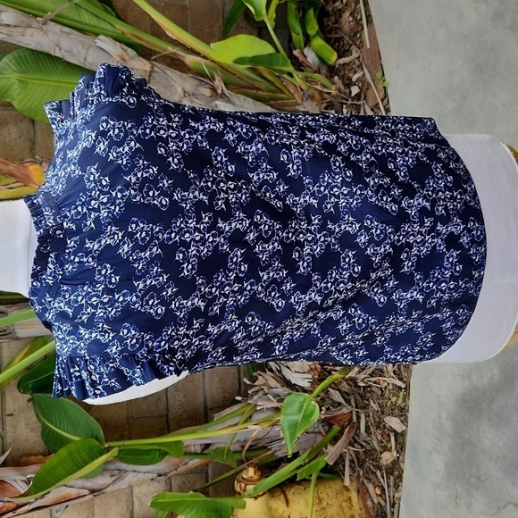 Banana Republic navy blue floral sleeveless blouse extra small - Picture 4 of 9